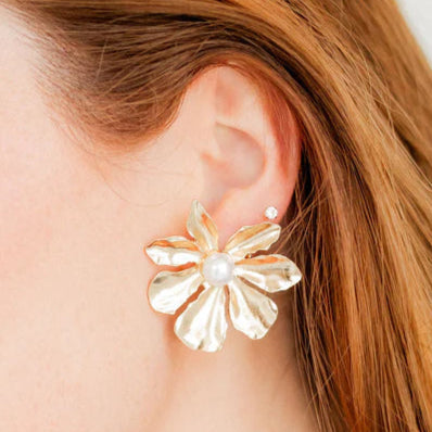 Linny Co | Premium Ainsley Gold Flower Pearl Earrings for Sensitive Ears